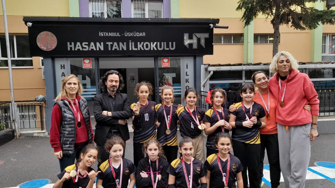 Minik Kızlar Voleybol Turnuvasında Üsküdar Şampiyonu Olduk